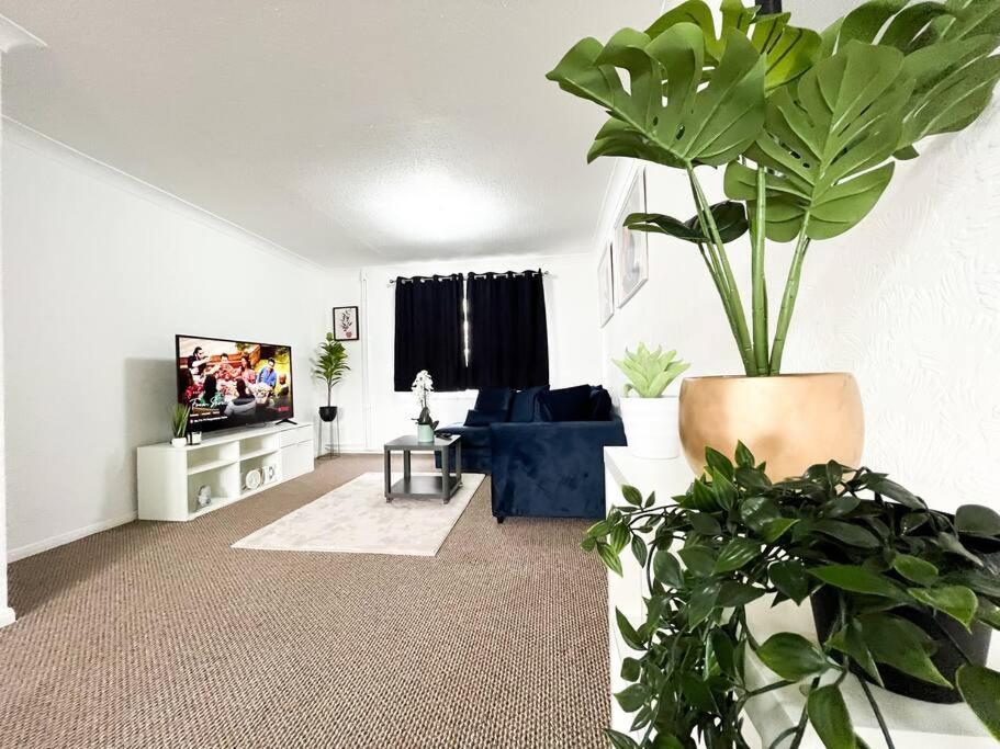 3 Bedroom House With Free Parking Chatham  Exterior foto