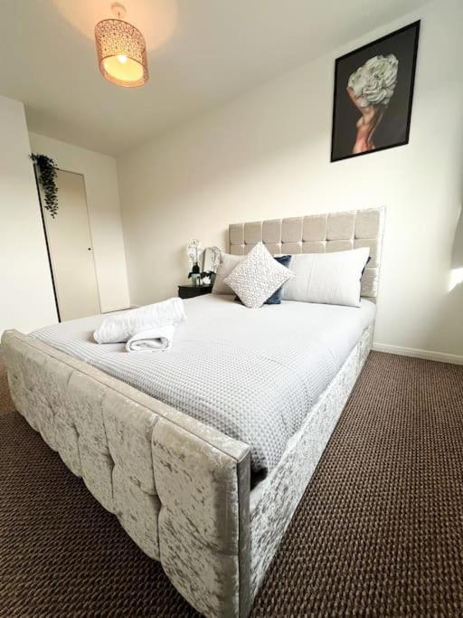 3 Bedroom House With Free Parking Chatham  Exterior foto