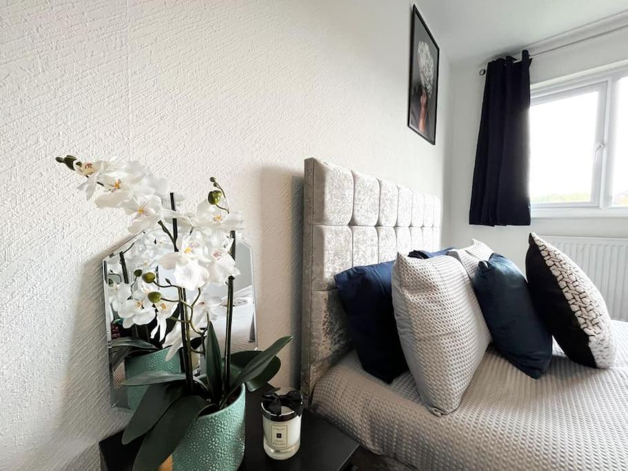 3 Bedroom House With Free Parking Chatham  Exterior foto