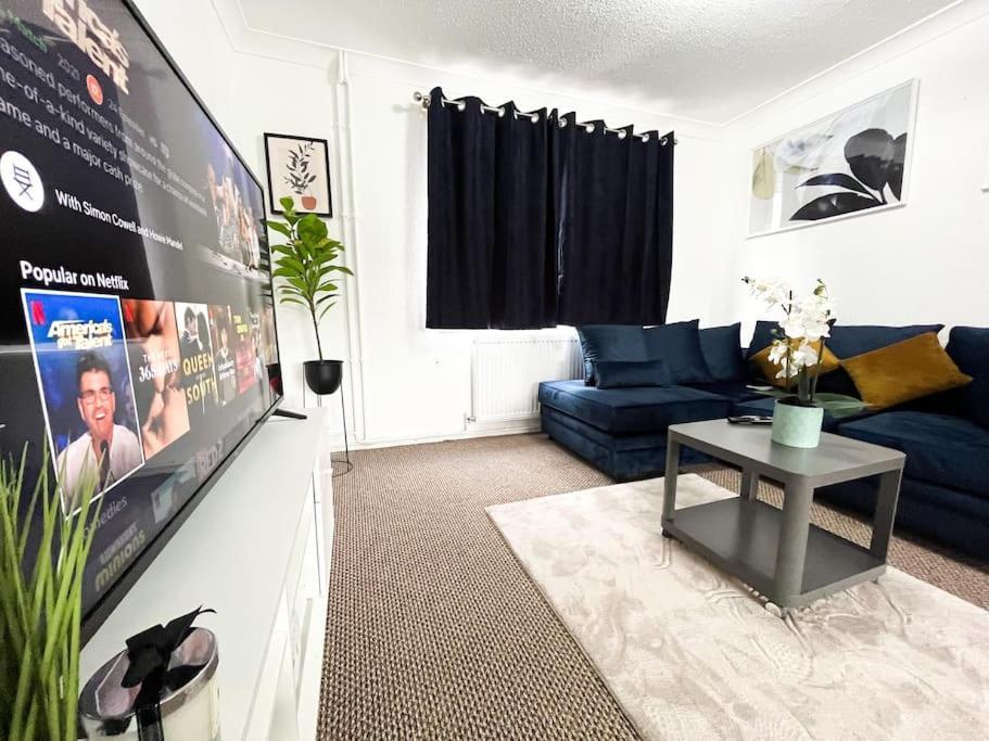 3 Bedroom House With Free Parking Chatham  Exterior foto