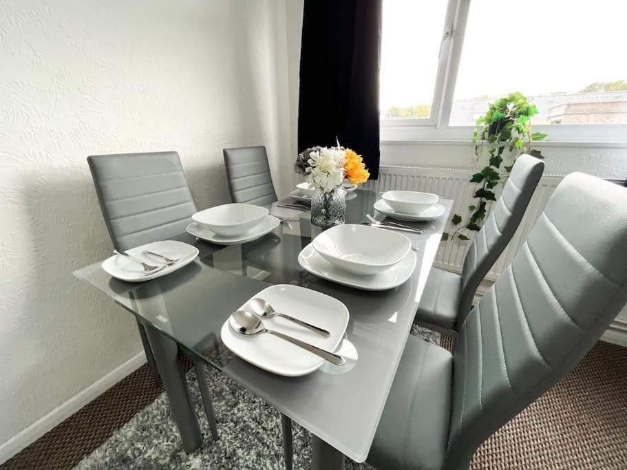 3 Bedroom House With Free Parking Chatham  Exterior foto