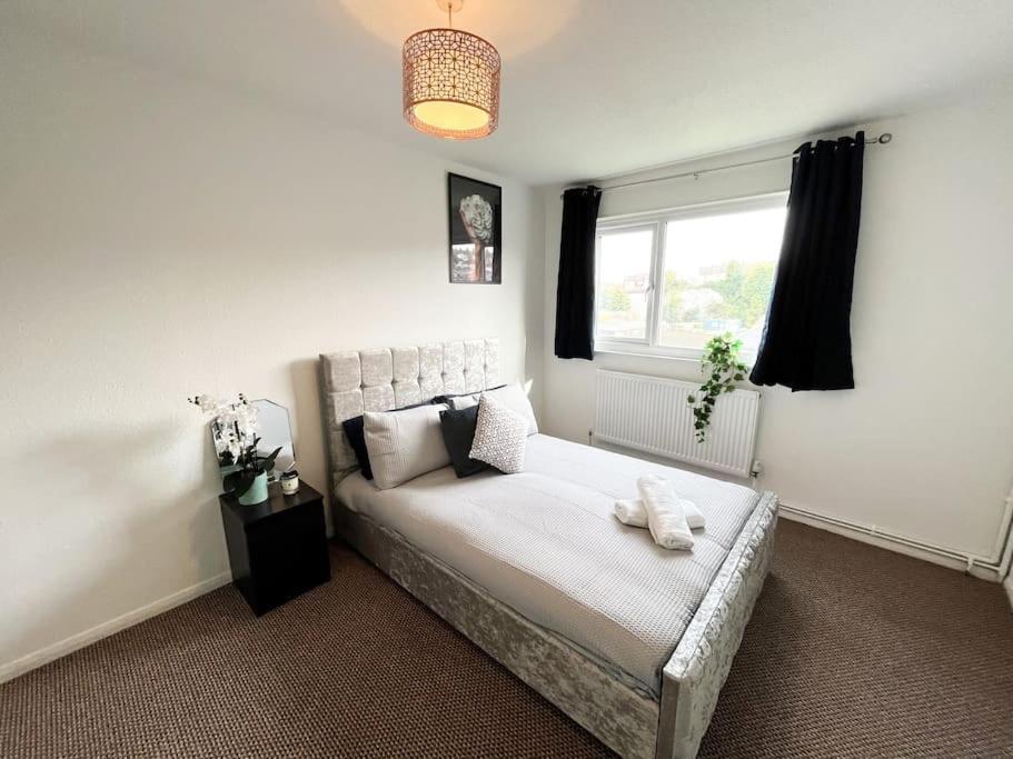 3 Bedroom House With Free Parking Chatham  Exterior foto
